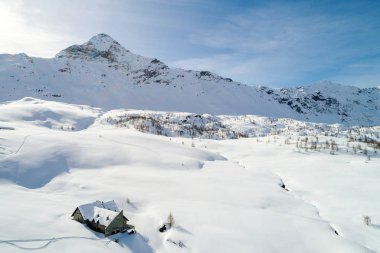 Valmalenco (It) - Peak Scalino ve Mountdisgrazia ile Campagneda 'nın panoramik kış manzarası