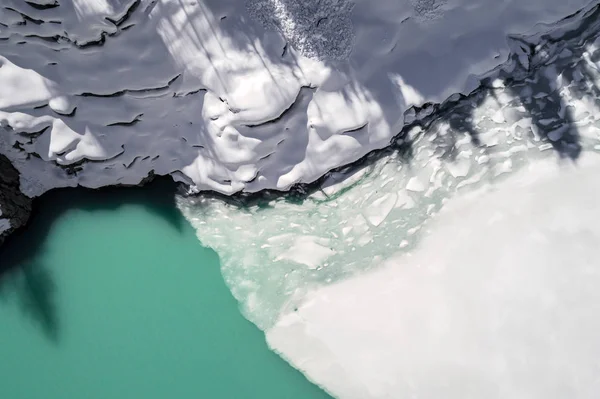 高山湖に浮かぶ氷山は — ストック写真
