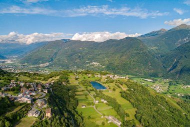 Novate Mezzola Gölü ve Valchiavenna (It) - Panoramik hava manzarası