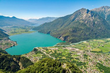 Novate Mezzola Gölü ve Pian di Spagna (BT) - panoramik havadan görünümü