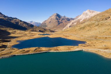 İsviçre - Bernina Geçidi - Demiryolu ile panoramik hava manzarası