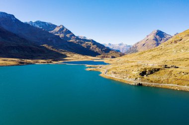 İsviçre - Bernina Geçidi - Demiryolu ile panoramik hava manzarası