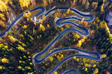 Bregaglia Vadisi - Engadina - İsviçre - Maloja Geçidi 'nin keskin virajlarının havadan görünüşü