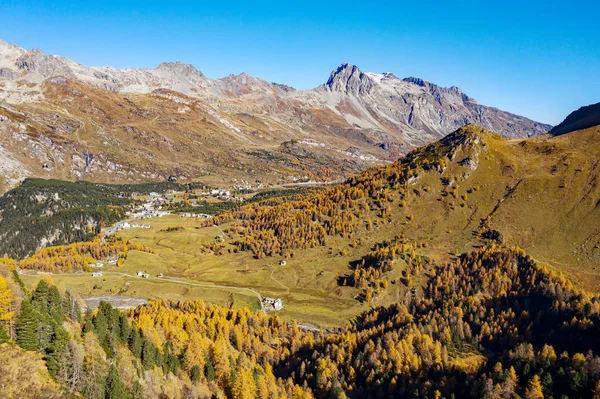 Szwajcaria Przełęcz Maloja Wioska Maloggia Jesienny Widok Powietrza — Zdjęcie stockowe