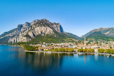 Lecco (It) - Şehrin panoramik hava görüntüsü
