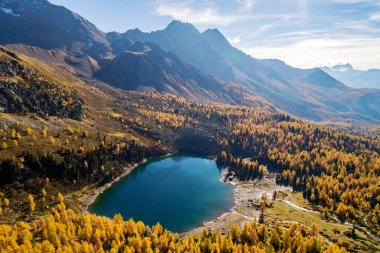 İsviçre - Val di Campo - Mor Göl - Sonbahar hava manzarası