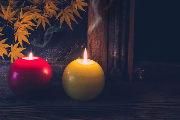 用球状蜡烛和黄叶枝条构成的静谧生命 — 图库照片