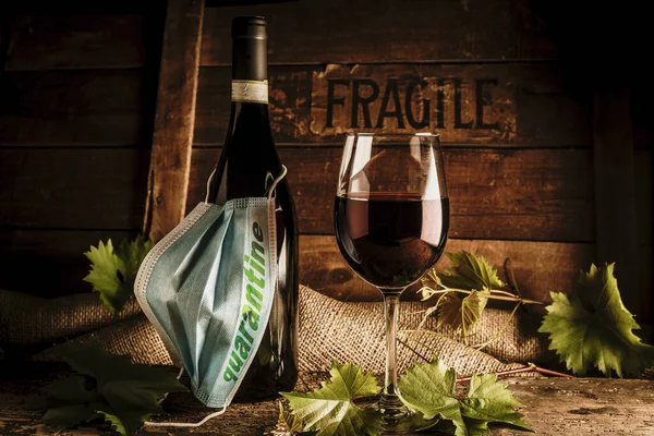 Botella Vino Tinto Con Copa Cuarentena Fotos de stock libres de derechos