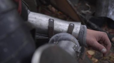 Savaşçı bracers giyer