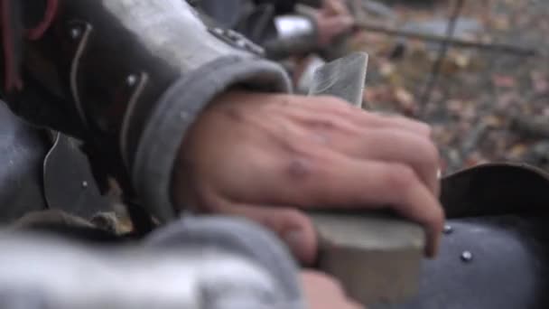 Un guerrero afiló una espada — Vídeos de Stock