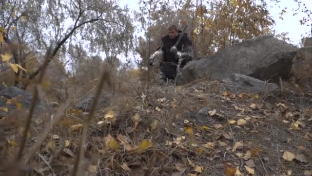 Bojovníci jít podél cesty na skalách — Stock video