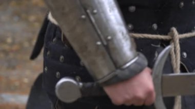 Bir şövalye bir kılıç elinde taşır.