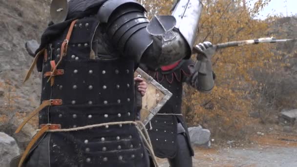 Lucha del espadachín contra el halberdista — Vídeos de Stock