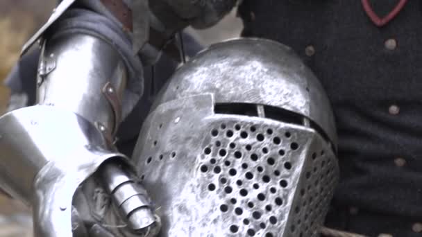 Ridders draag een helm in zijn hand — Stockvideo