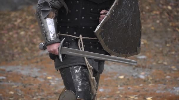 Rycerz nosi tarczę i miecz w jego ręce — Wideo stockowe