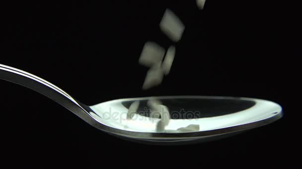 Subida blanca, cayendo en una cuchara Slow Motion — Vídeo de stock