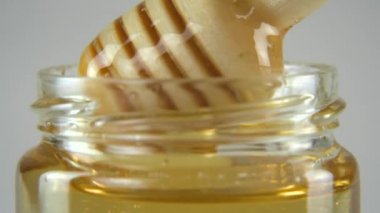 Damlayan bal beyaz artalanları