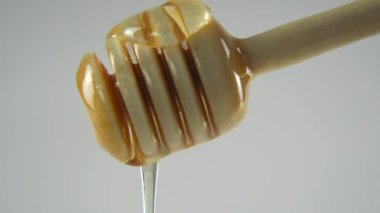 Damlayan bal beyaz artalanları