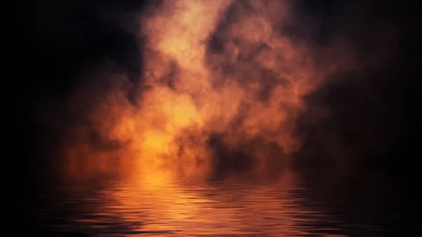 Humo de llama con reflejo en el agua. Misterio incendio costero en la orilla  . — Foto de Stock
