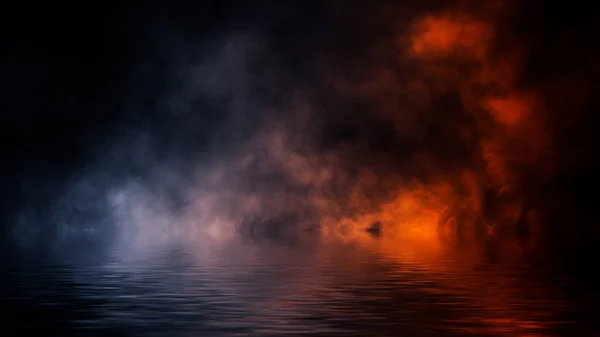 Die Konfrontation von Wasser und Feuer. mystischer Rauch mit Reflexion am Ufer. Aktienillustration Hintergrund. Gestaltungselement. — Stockfoto