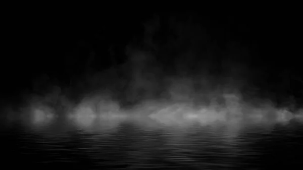 Niebla costera misteriosa. Humo en la orilla. Reflexión en el agua. Textura superpone fondo. Ilustración de stock. Elemento de diseño . — Foto de Stock