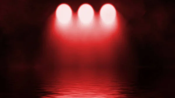 令人惊奇的红色工作室聚光灯。 舞台上，水面上有烟雾反射。 基于黑色背景纹理的隔离. — 图库照片