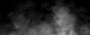 Yerde panoramik bir duman var. Siyah arkaplanda izole edilmiş paranormal sis.