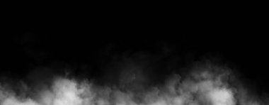 Yerde panoramik bir duman var. Siyah arkaplanda izole edilmiş paranormal sis.