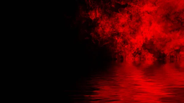 Égő tűz textúrája víztükörképpel. Lángok elszigetelt fekete háttérrel. Textúra bannerhez, szórólaphoz, kártyához. Készletillusztráció. — Stock Fotó