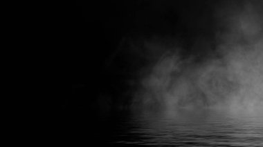 Siyah arka planda sis ve sis etkisi. Duman dokusu örtüşüyor. Stok çizimi. Suda yansıma.