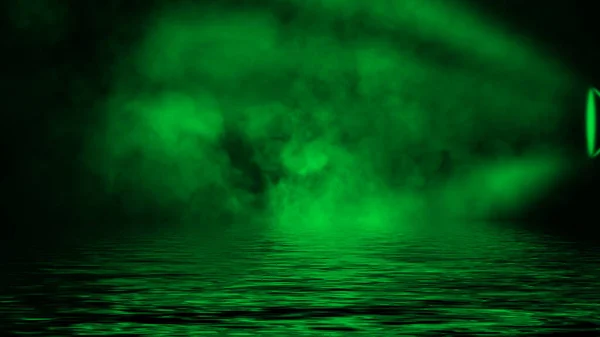 Προβολέας Πράσινος Αντανάκλαση Στο Νερό Παραφυσική Ομίχλη Απομονωμένη Μαύρο Φόντο — Φωτογραφία Αρχείου
