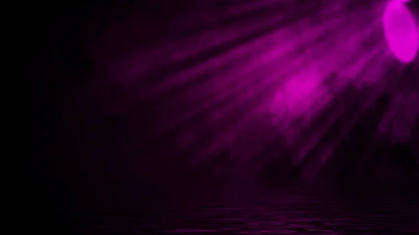 Προβολέας Αντανάκλαση Στο Νερό Παραφυσική Ομίχλη Απομονωμένη Μαύρο Φόντο — Φωτογραφία Αρχείου