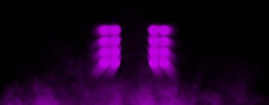 Stüdyo ışıkları. Stadyumda yıldırımlı ödül töreni. Sahne aydınlatması parlıyor. Projektör mor parlak stadyum ışıkları .