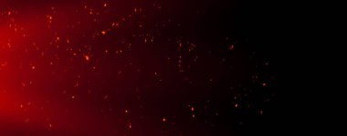 Ateş parçacık dokusunu alevlendirir. İzole edilmiş siyah arkaplanda yanık izi. Film dokusu efekti.