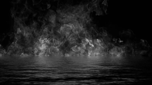 水と火の対決 海岸に反射して神秘的な炎 — ストック写真