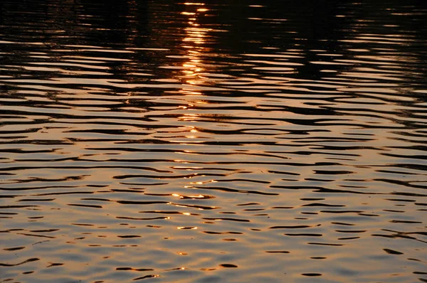 Luz Solar Nocturna Reflejada Ondas Fondo Del Agua — Foto de Stock