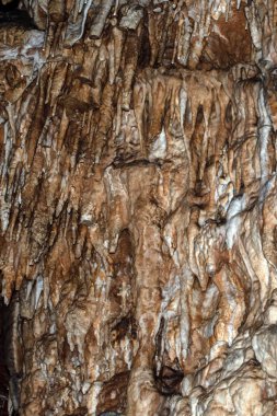 Eğer aradığınız şey arka planda bir yapıysa, işte budur. Mağara duvarının bu bölgesi şekiller, çatlaklar ve bir sürü doku ile dolu. Göz alıcısın. Bokeh.