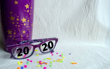 Bu reklam konsepti, 2020 vizyonuyla ve fotokopi alanı ve bokeh ile renkli aksesuarlarla yeni yılı karşılamak için gözlük pankartı olarak kullanılır..
