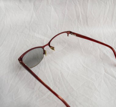 Bazen hayatın bize daha iyi bir yarın için karanlık ve zayıf bir umut verdiğini hissederiz. Karanlığın ve kıyametin karanlık objektifini kaldırmak umut ve neşe için görüş açar. Bokeh.