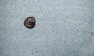 Dökülen el dezenfektanı düz bir yüzeyin üzerinde dokusu olan ilginç bir küre oluşturuyor. Bokeh etkisi.