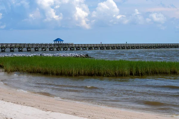 密西西比州一个五彩斑斓的海洋码头 夏日清澈 有白沙 青草和蓝天 — 图库照片