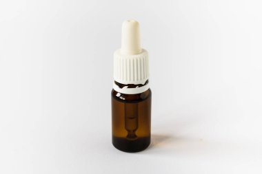 Beyaz Göz Düşüren Şişe. Kahverengi şişeler, ilaç - izole.