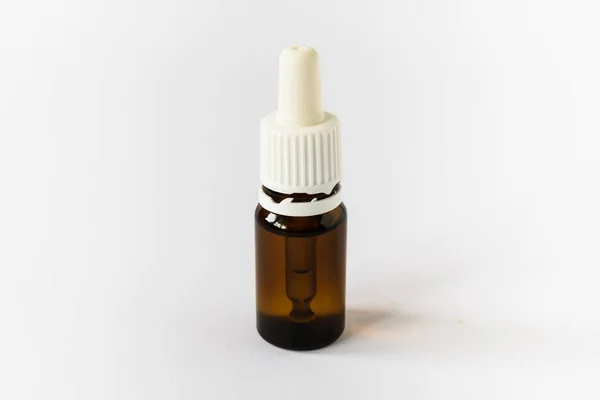 White Eye Dropper Bottle. Brown bottles, medicine - isolated. — Stock Photo, Image