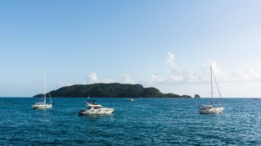 Deniz yolculuğu konsepti, dağların arkasında güzel beyaz bir yat.