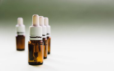 Kozmetoloji, cilt bakımı, içinde pipetler ve ışık arkaplan üzerindeki hyaluronik asit olan bir dizi cam şişe.