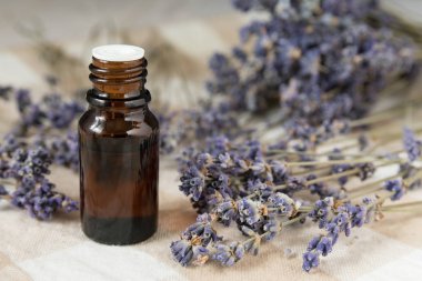 aromaterapi, lavanta çiçekleri ve masa üzerinde bir şişe gerekli yağ.