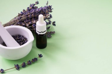 mor çiçekler ve uçucu yağ ile cam şişe Spa arka plan.