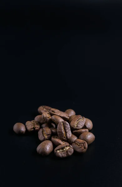 Primer plano, granos de café sobre un fondo negro — Foto de Stock