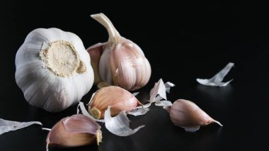 Portre siyah arka plan üzerine sarımsak ampul