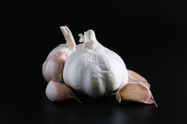 Portre siyah arka plan üzerine sarımsak ampul